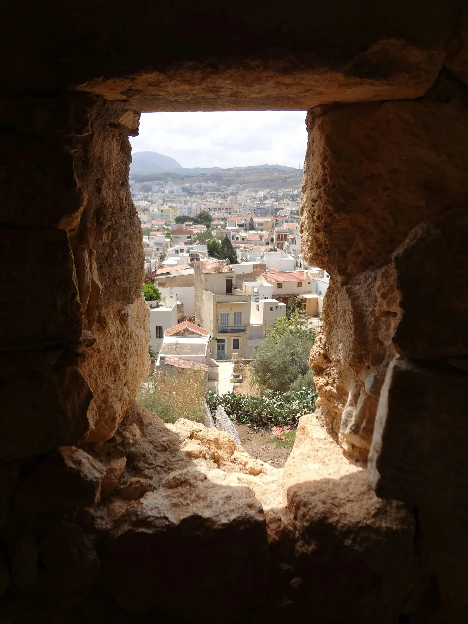 The heart of the Old Town: Rimondi Fountain & Porta Guora